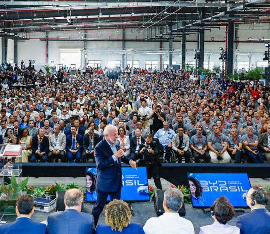 Fotografia em cores do presidente Lula discursando em inauguração da fábrica da BYD em Camaçari.
