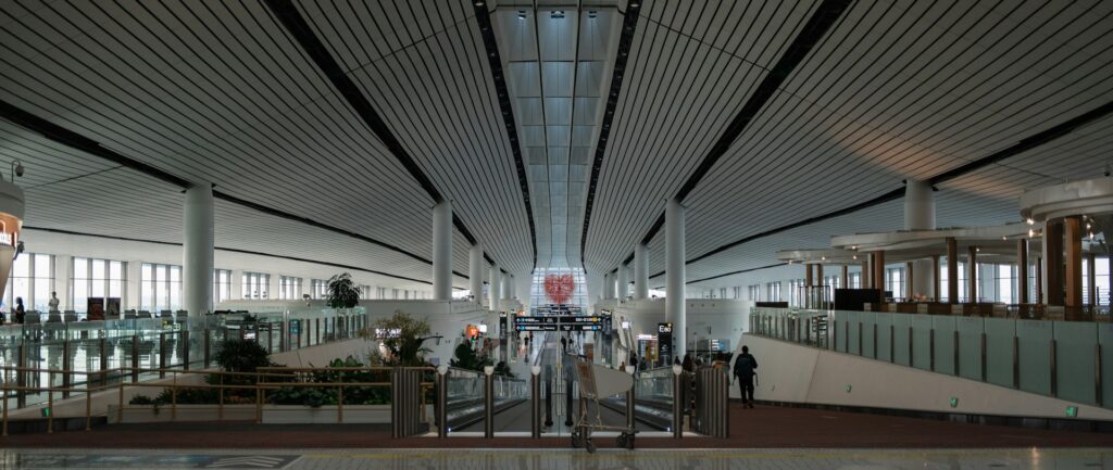 fotografia de parte interna do aeroporto de Daxing, com design aberto e luz natural