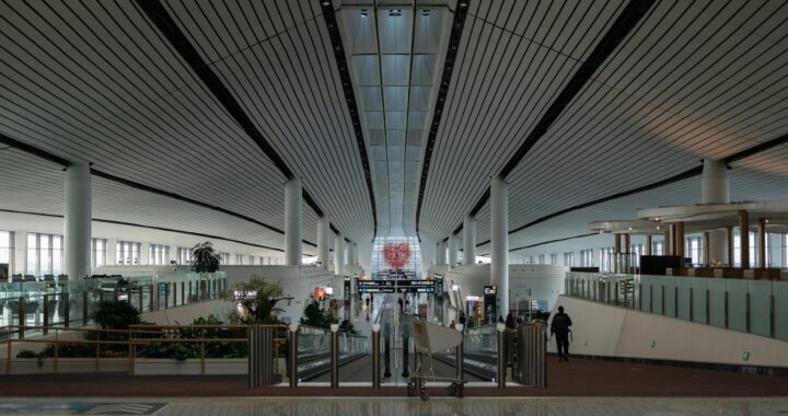 fotografia de parte interna do aeroporto de Daxing, com design aberto e luz natural