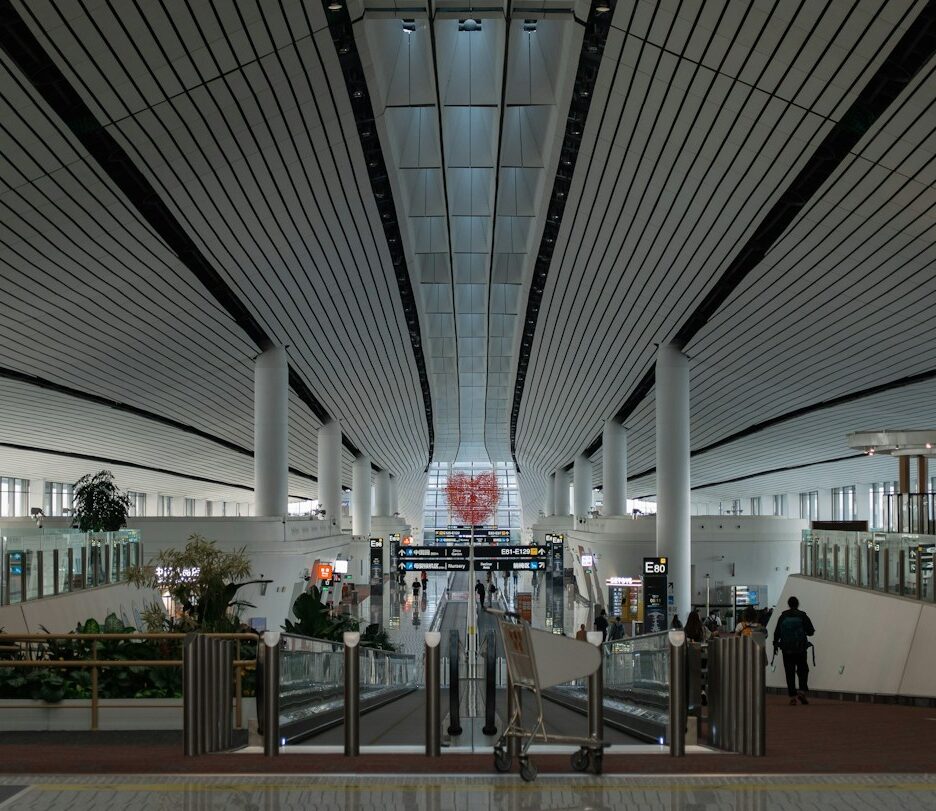 fotografia de parte interna do aeroporto de Daxing, com design aberto e luz natural