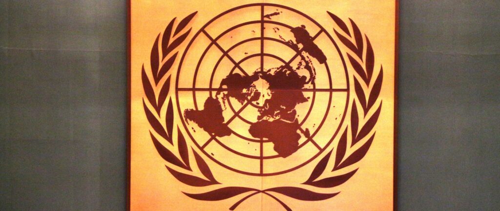 Fotografia em cores de quadro com o símbolo da ONU.