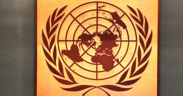 Fotografia em cores de quadro com o símbolo da ONU.