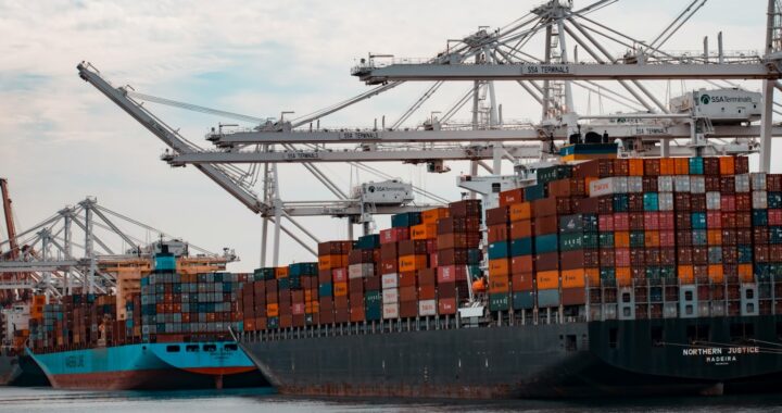 Fotografia em cores de navios cargueiros ancorados carregados de containers.