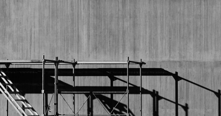 fotografia em tons de cinza de racks empilhados