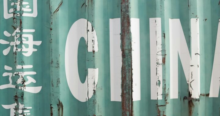 Fotografia em cores de um container verde claro com a palavra China escrita em destaque e alguns caracteres chineses.