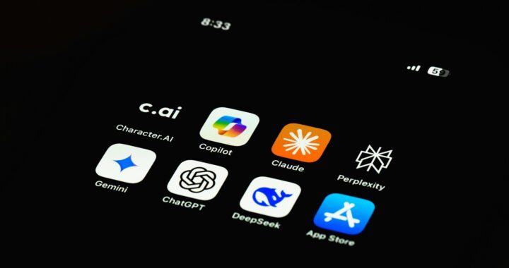 Fotografia em cores de tela de celular contendo diversos aplicativos de IA, incluindo DeepSeek, Claude e ChatGPT, entre outros.