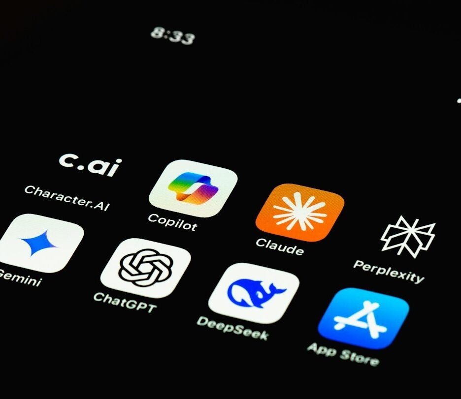 Fotografia em cores de tela de celular contendo diversos aplicativos de IA, incluindo DeepSeek, Claude e ChatGPT, entre outros.